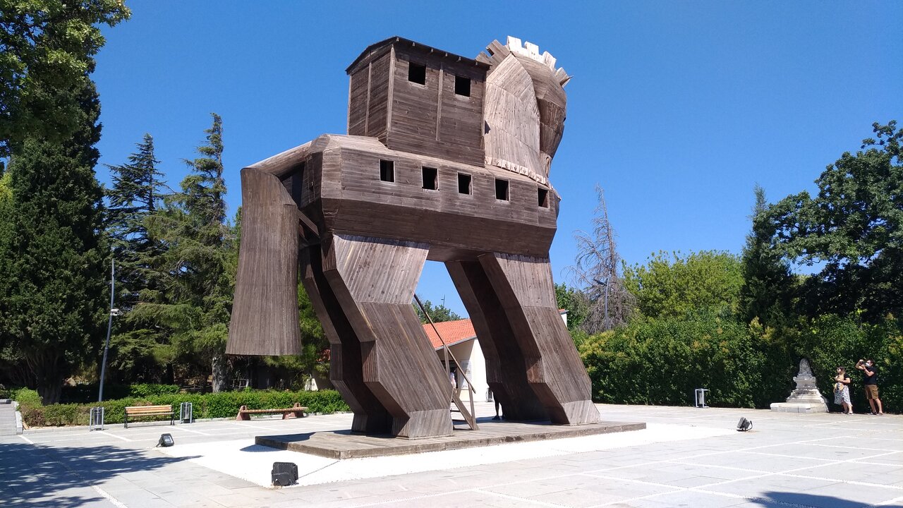 Troya Tarihi Milli Parkı: Antik Kent Gezileri ve Kültürel Etkinlikler